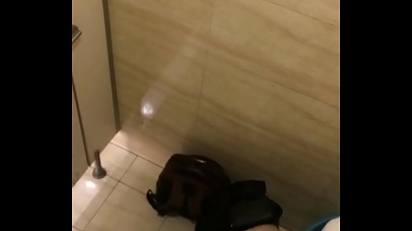 Quay lén thủ dâm trong toilet Daddy gay Porn