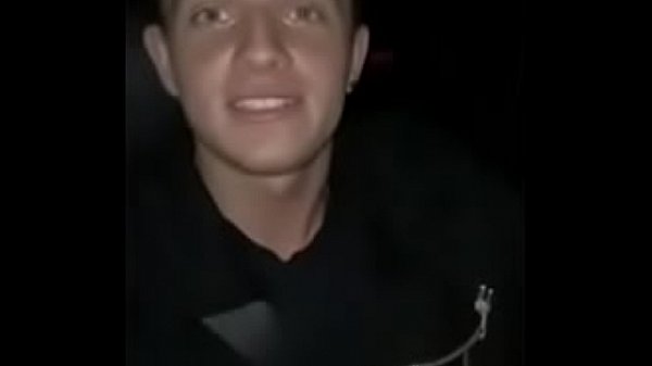 Loiro tesudo sendo punhetado no carro em movimento, amateur homemade gay porn