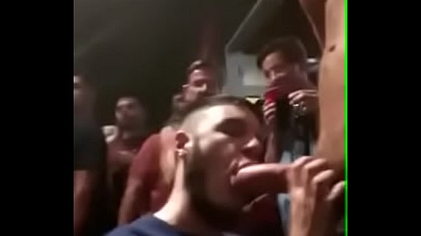 Chupando pija entre la multitud, gay porn video amateur