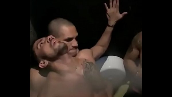 Pillados en el baño del antro, amatur gay