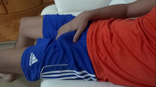 Dotadão do Rio gozando na camisa com ajuda de mão amiga