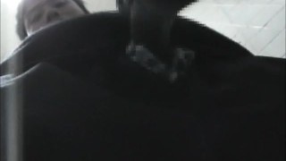 イケメン学生が公衆トイレで男に・・・