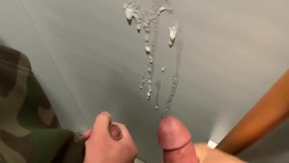 大学生、トイレしごき合い