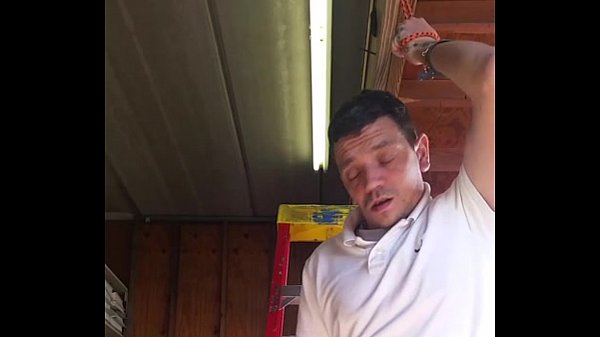 Funcionário gozando na obra