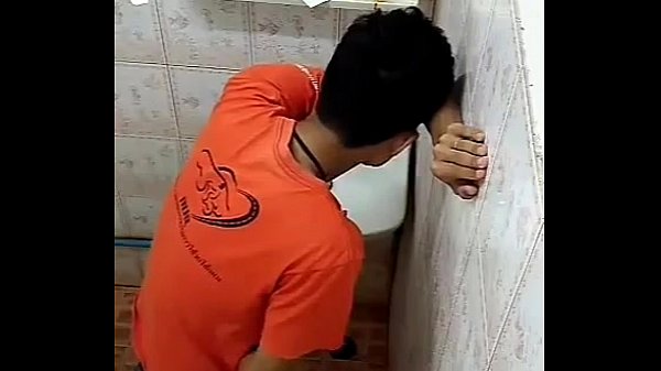 Jovencito masturbandose en el baño