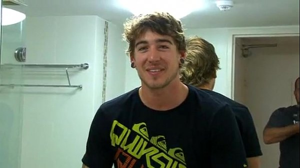 Loiro Gato Se Masturbando Durante o Banho