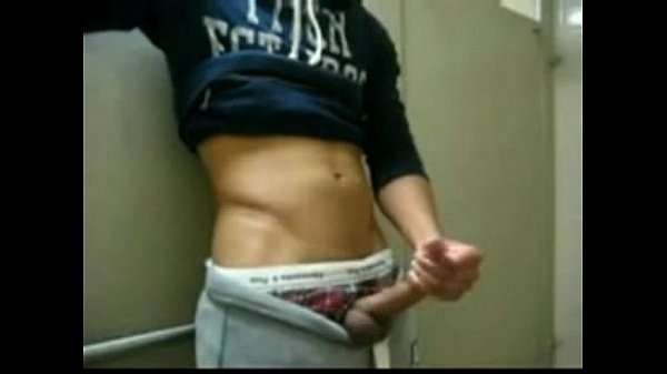 Punheta no banheiro da escola