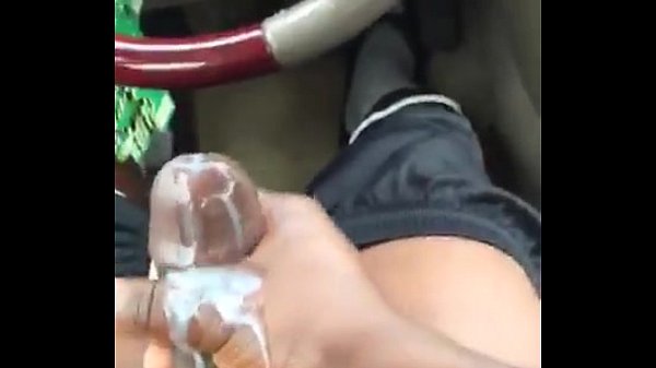 Caminhoneiro negão na punheta