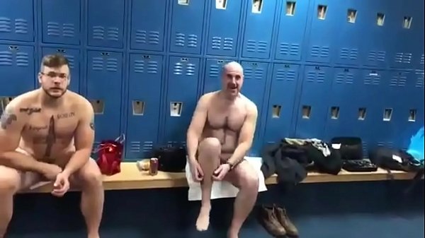 Espiando maduros en las regaderas