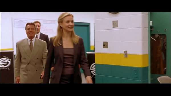 Jogadores de futebol pelados no vestiario e reporter mulher entra e os ve pelados