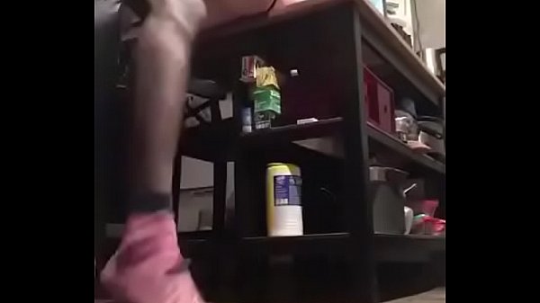 Negão encheu o cuzinho do branquinho de porra