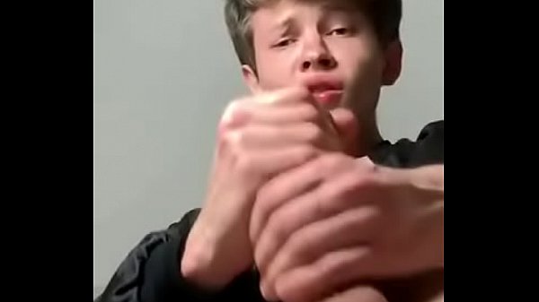 Se exibindo e gozando na câmera