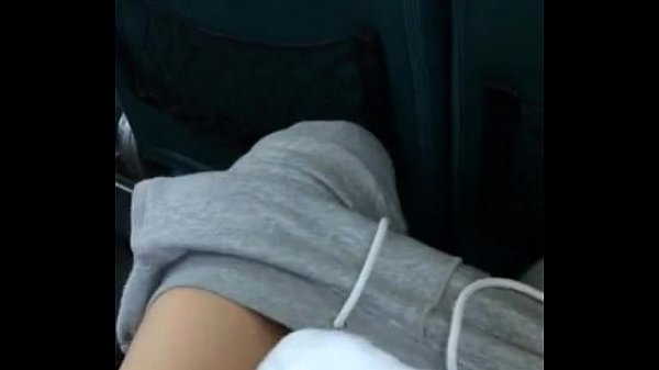 Se masturbando na meia de meia e moletom