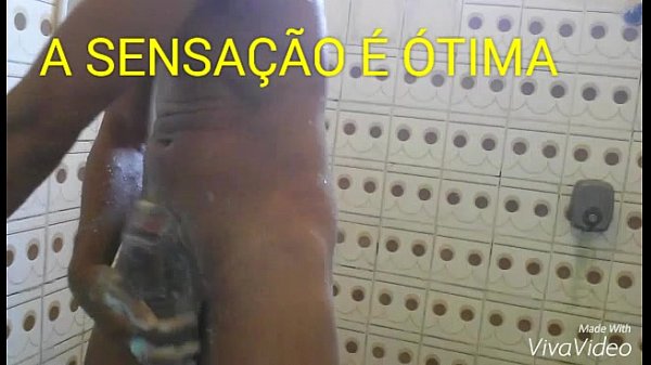 TOMANDO BANHO E SE MASTURBANDO COM PASTA DE DENTE COLGATE