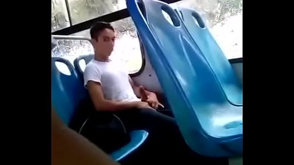 Chico Masturbándose en Transporte Azul y Blanco Tijuana
