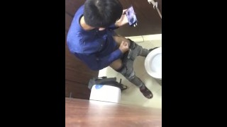 偷拍眼鏡弟弟在廁所打射 Jerkoff at toilet, young Asian gay hookup