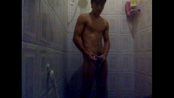 Novinho na punheta durante o banho