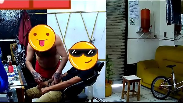 NOVINHO PAUZUDAO DEPILOU E GANHOU MAMADA DO BARBEIRO, amateur gay men