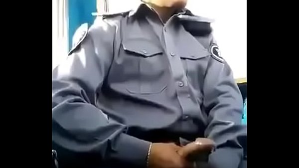 Policía se masturba.