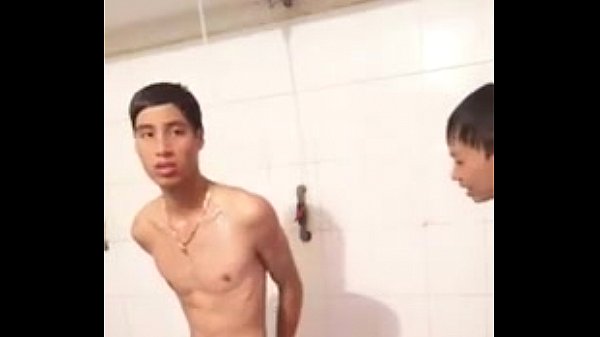 trai thẳng hồ bơi trần truồng khoe cu dài trong phòng thay đồ (6)