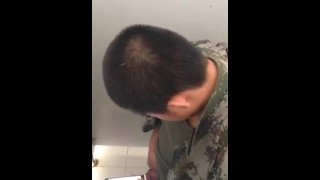 偷拍军熊厕所打飞机