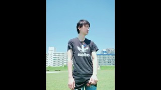 隣で学生が野球している河川敷で露出1