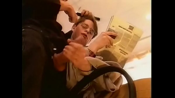 cliente sedento batendo uma no barbeador roludo em pleno estabelecimento