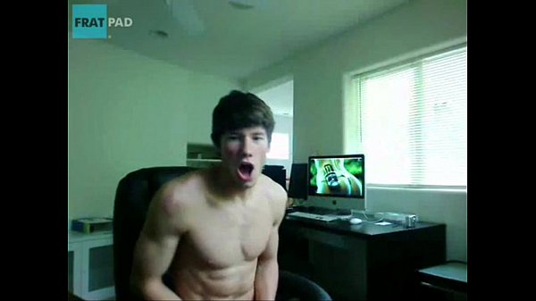 novinho pauzudo(Dustin Zito MTV) batendo uma na frente do irmao