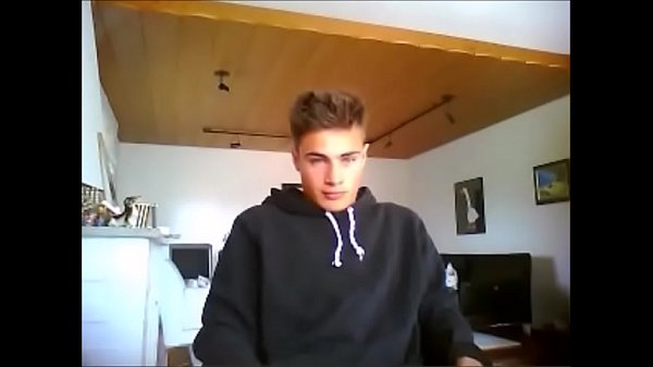 Dude wanks a big before mom gets home on cam