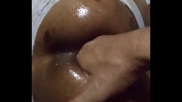 Iniciando o viadinho no fisting. Na primeira aguentou 4 dedos