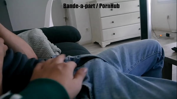 Je touche le boxer de mon pote Hétéro qui regarde un porno / french amateur