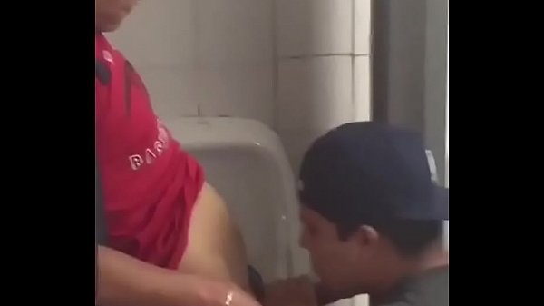 Mamada de dos heteros curiosos