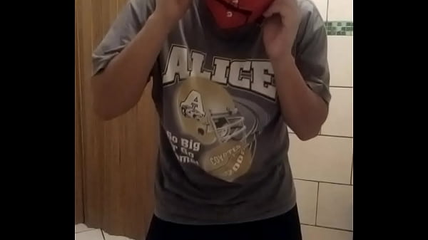 Chico con máscara de bdsm masturbándose su gran polla