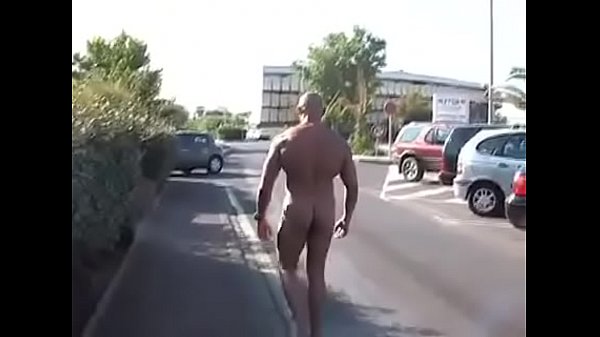 musculoso se Exhibe en publico desnudo