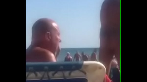 un gran oso en la playa con una polla enorme