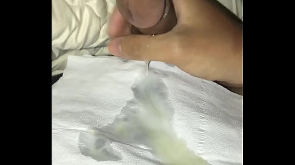 深夜趁室友睡覺時幫他打手槍