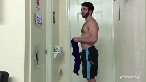 Hétero dá de mamar pra viado que engole toda porra que sai do saco do macho!