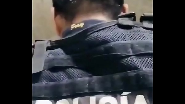 Policial hétero dando o cu