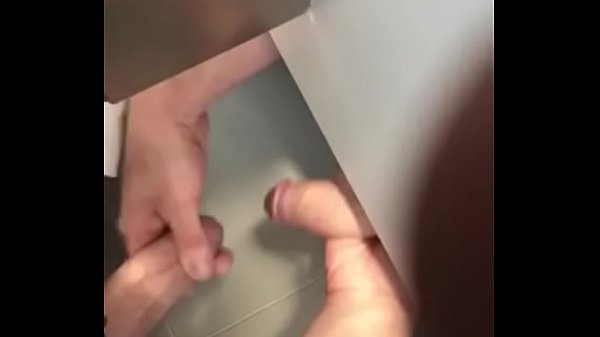 Punheta no banheiro público