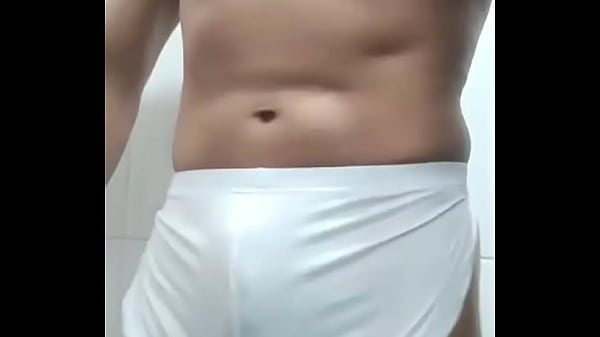 Novinho gostosão Testando cuecas da china de pau duro