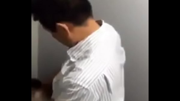 chu trung nien cho trai bu cu trong wc