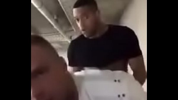 Dotado fudendo e gozando no cuzinho do passivo