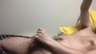 毛深いぽっちゃりおじさんがベッドで全裸でちんちん触ってたら射精しちゃった